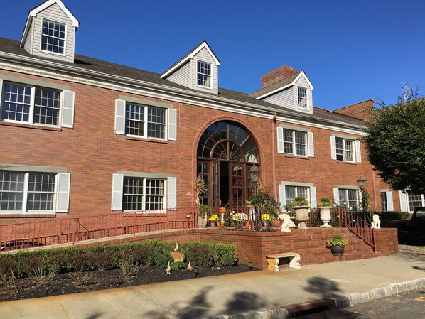 Property entrance - Colts Neck Inn Hotel (Colts Neck)