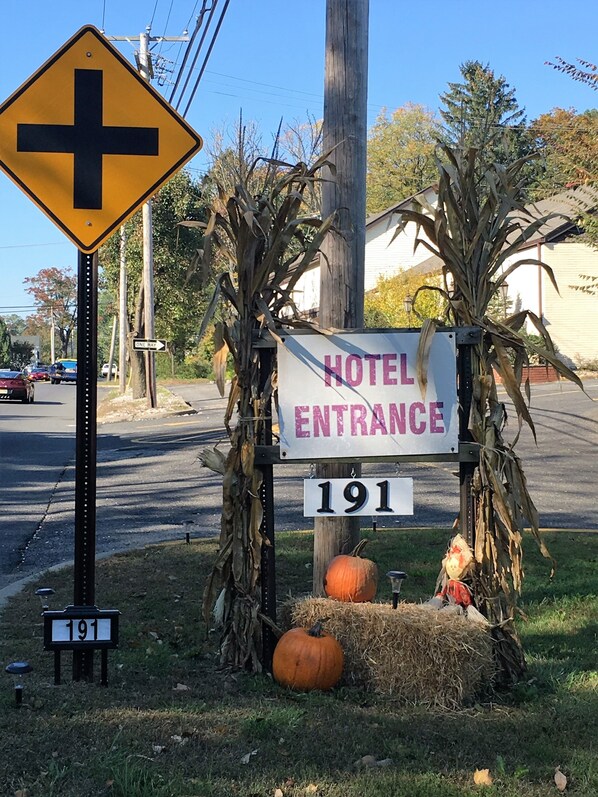 A hotel entrance sign with a number '191' and a 'HOTEL ENTRANCE' sign.