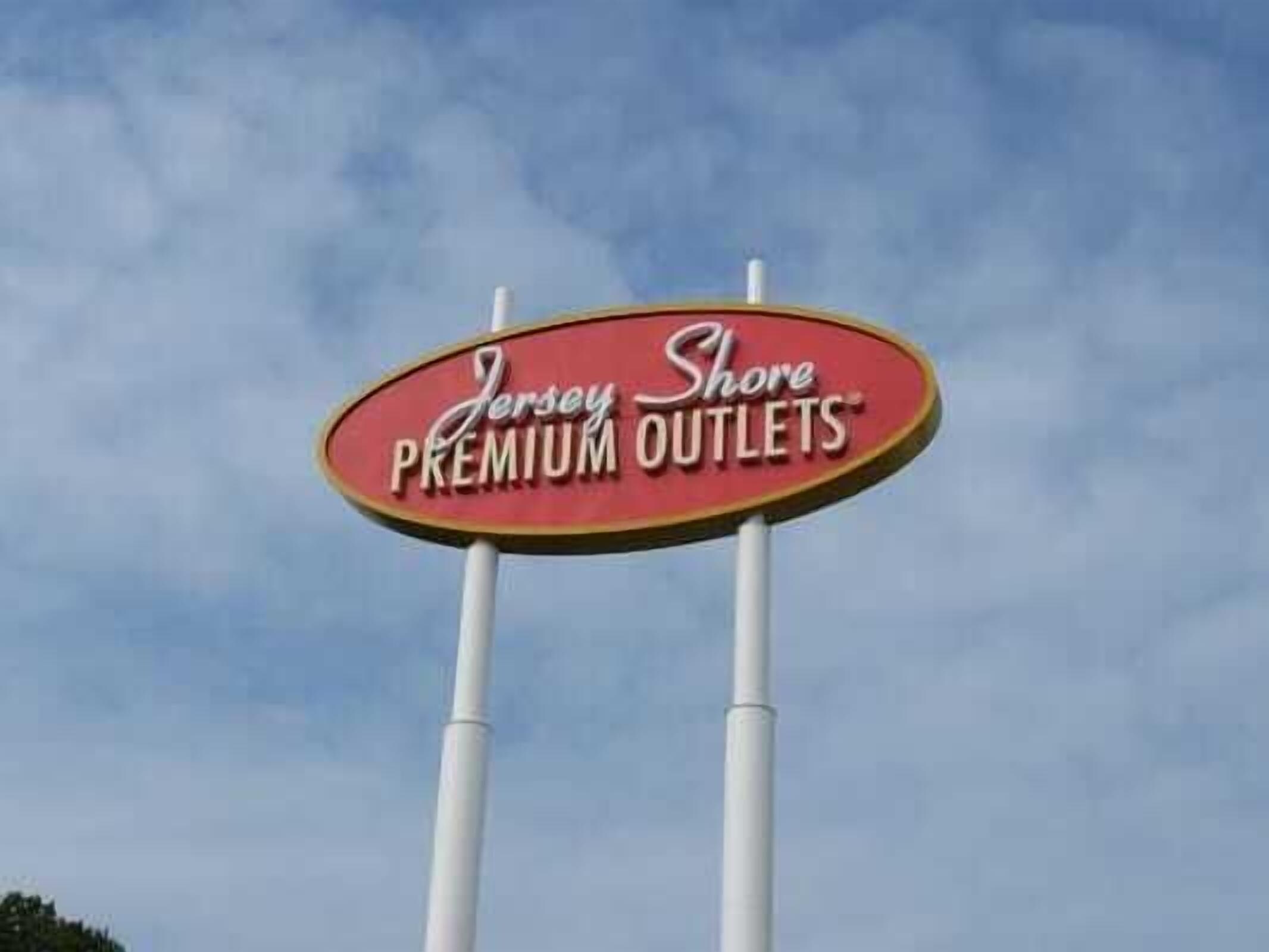 En skylt för Jersey Shore Premium Outlets.