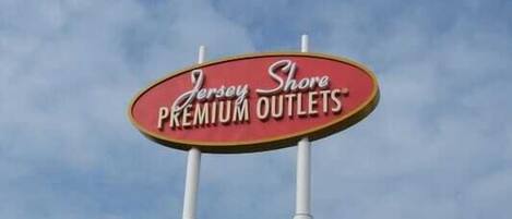 Señal de Jersey Shore Premium Outlets.