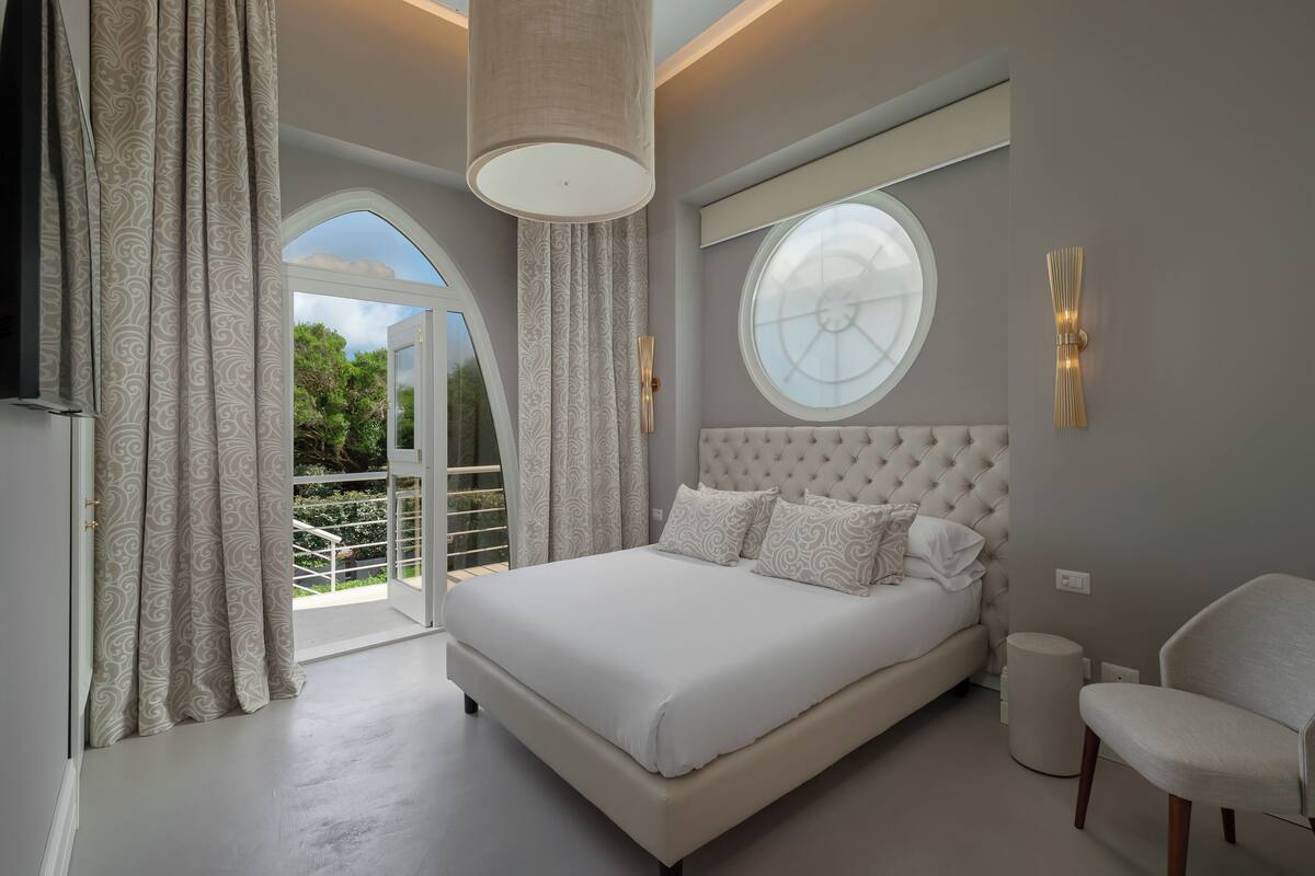 deluxe double room, 1 double bed, annex building | 1 bedroom, minibar, in-room safe, desk