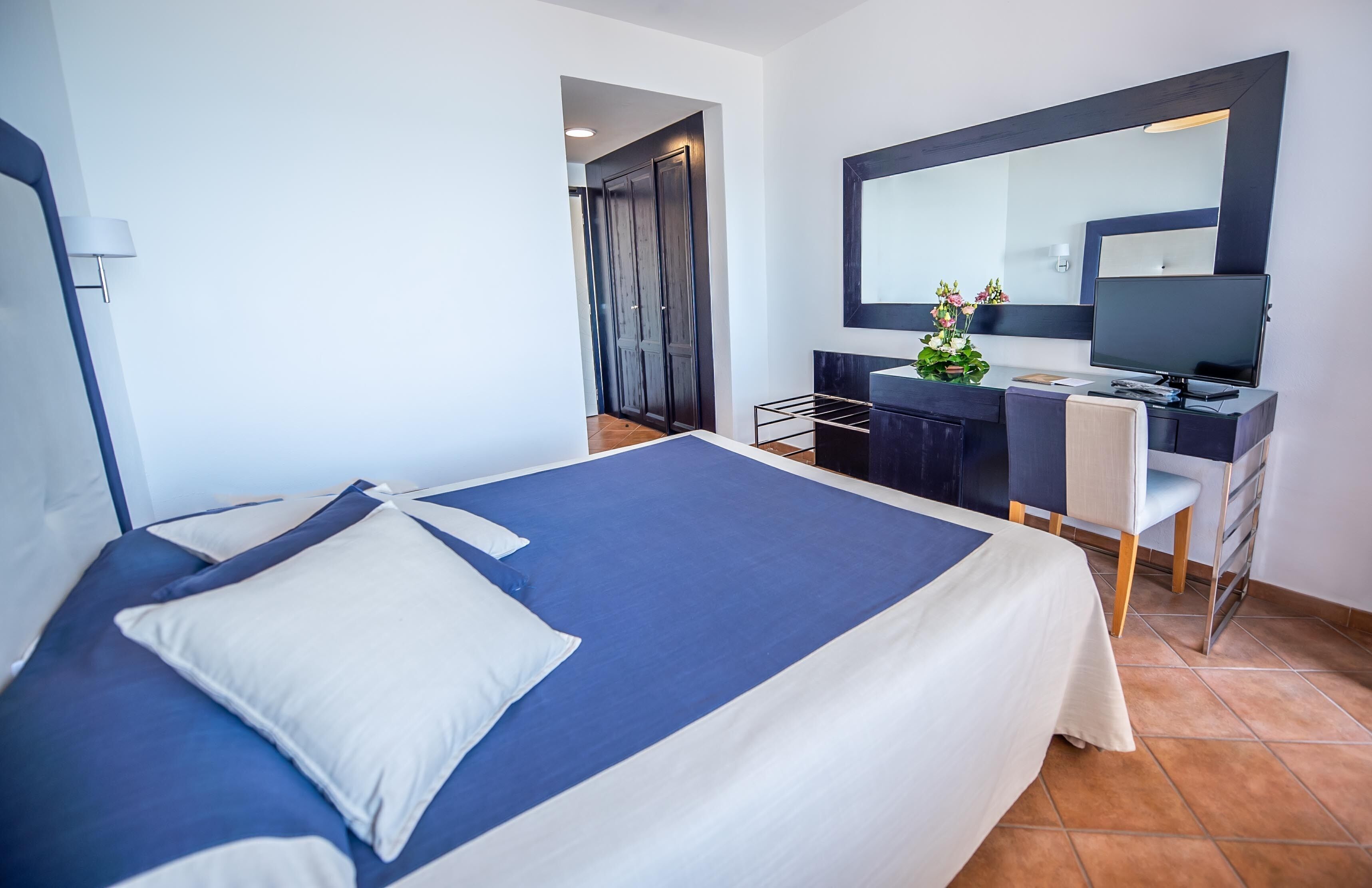 Minibar, in-room safe, desk, free WiFi