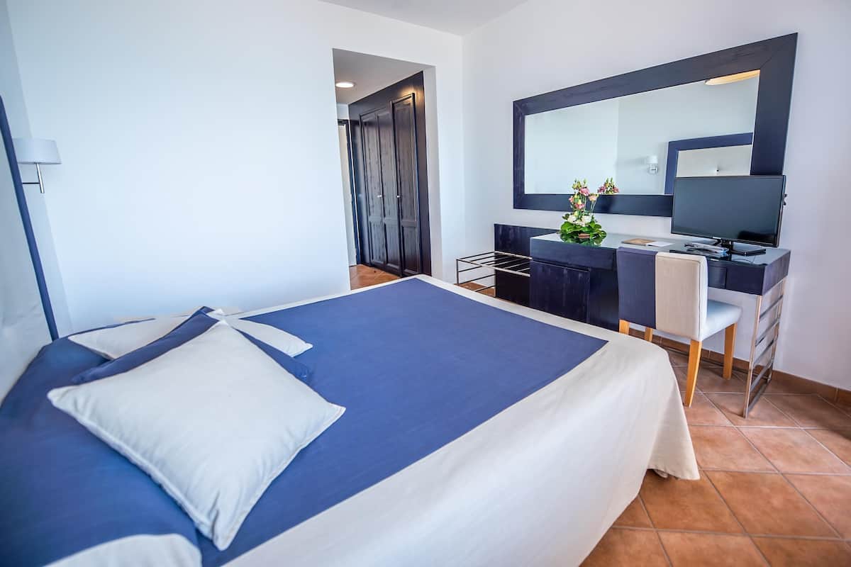 Minibar, caja de seguridad en la habitación, escritorio y wifi gratis