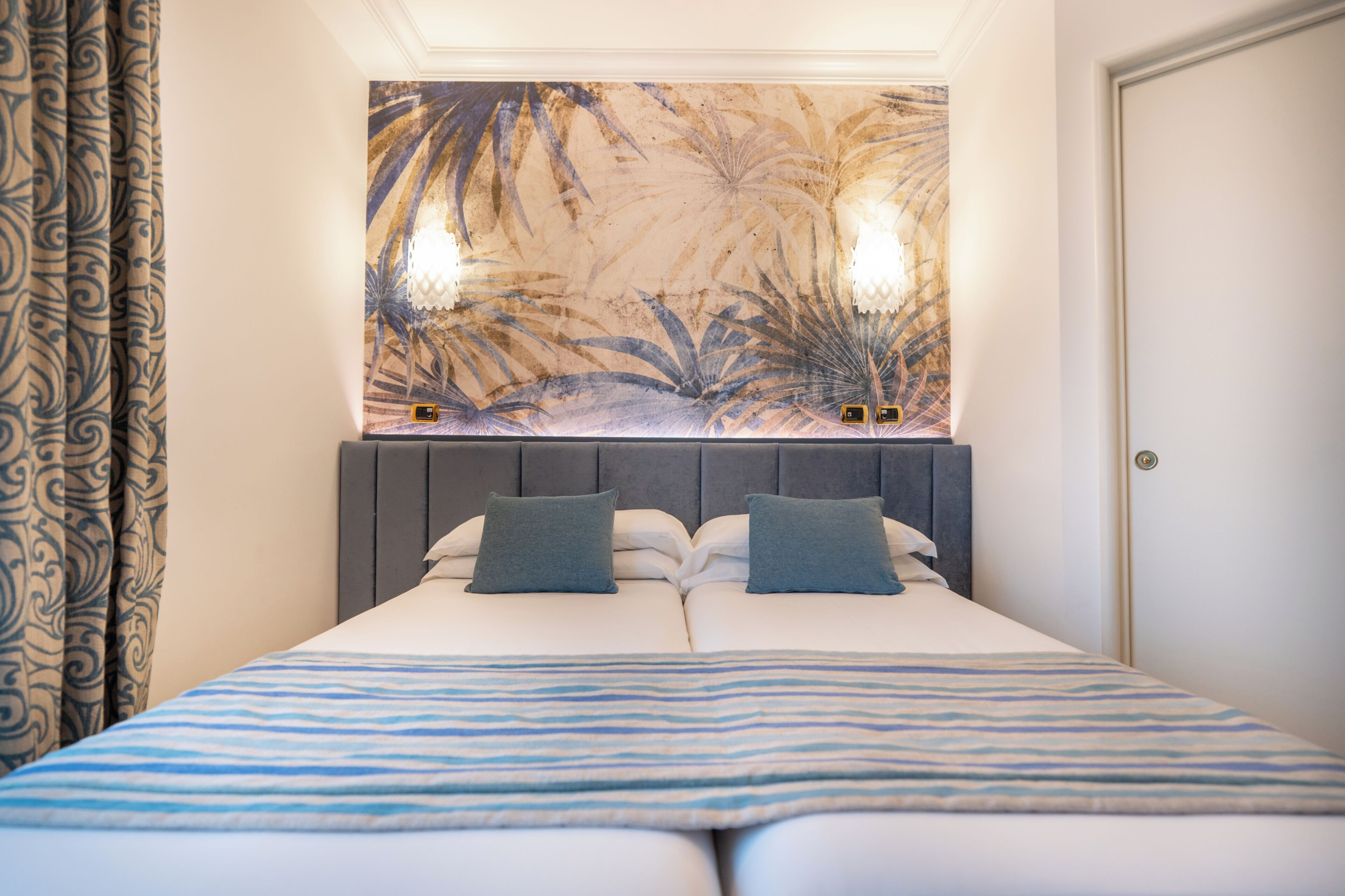 Een minibar, een kluis op de kamer, een bureau, gratis wifi