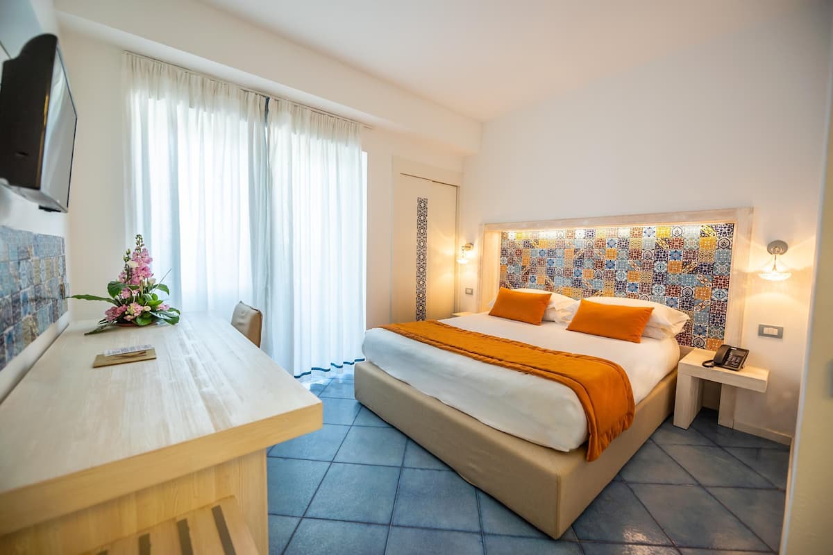 Minibar, caja de seguridad en la habitación, escritorio y wifi gratis