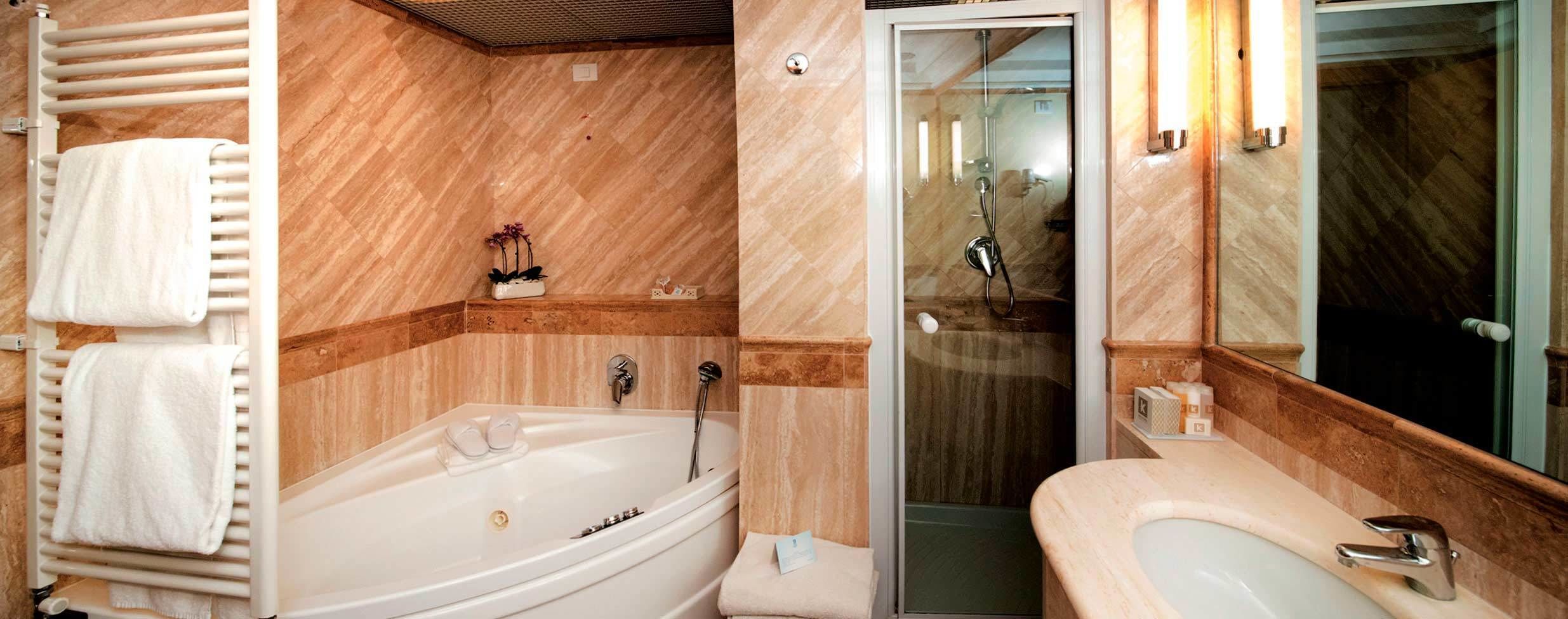 suite, sea view | bathroom | shower, free toiletries, hair dryer, bidet