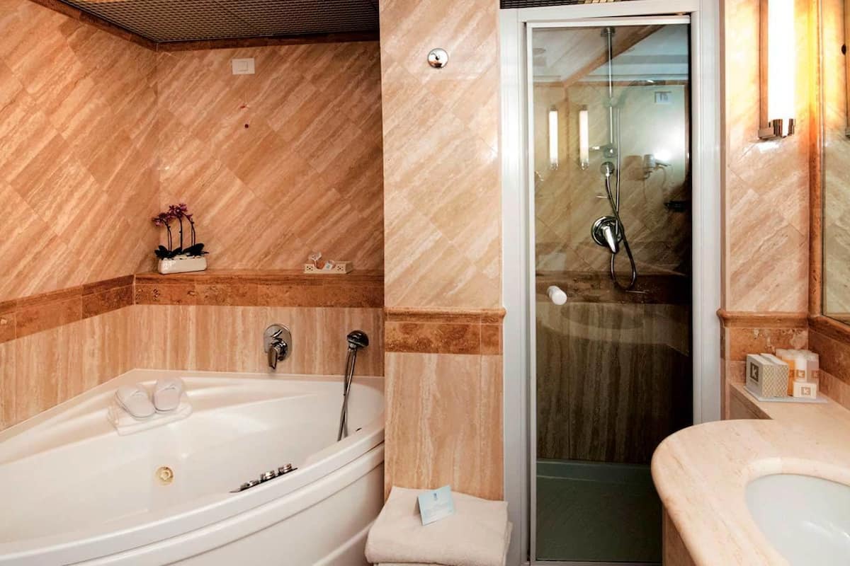 suite, sea view | bathroom | shower, free toiletries, hair dryer, bidet