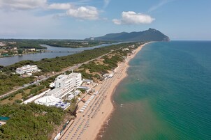 Playa privada, sillas reclinables de playa, sombrillas, toallas de playa