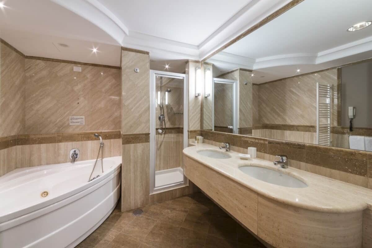 suite, sea view | bathroom | shower, free toiletries, hair dryer, bidet