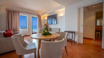 Familienzimmer, 2Â Schlafzimmer, Meerblick | Wohnbereich