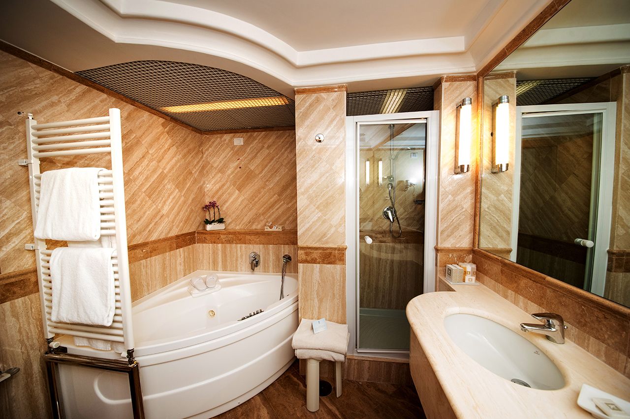 suite, sea view | bathroom | shower, free toiletries, hair dryer, bidet