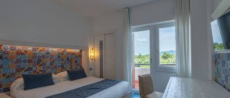 Une chambre d’hôtel avec un lit, une table et une vue sur l’extérieur.