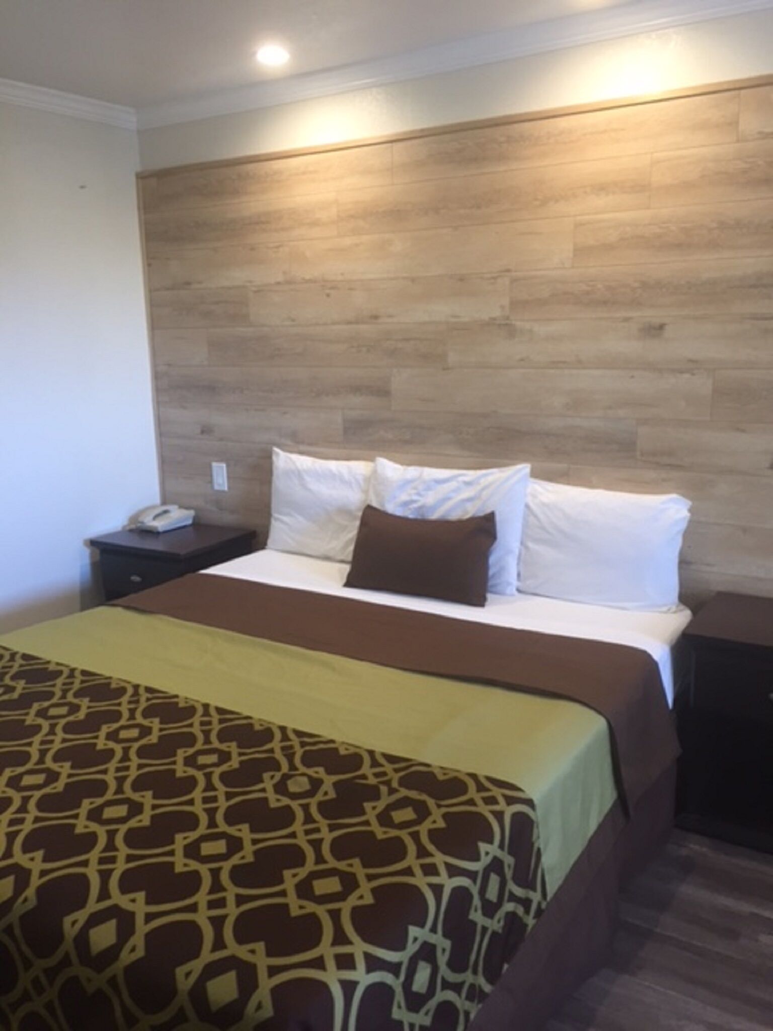 ستائر تعتيم ومكواة/لوح كي وواي فاي مجانًا وملاءات أسرّة