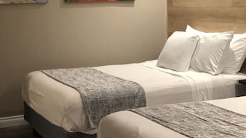 Deluxe Double Suite | Area keluarga | Televisi layar datar 32-inci dengan saluran TV kabel dan TV