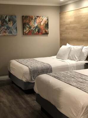 Deluxe Double Suite | Living area | 32-inch flat-screen TV with cable channels, TV