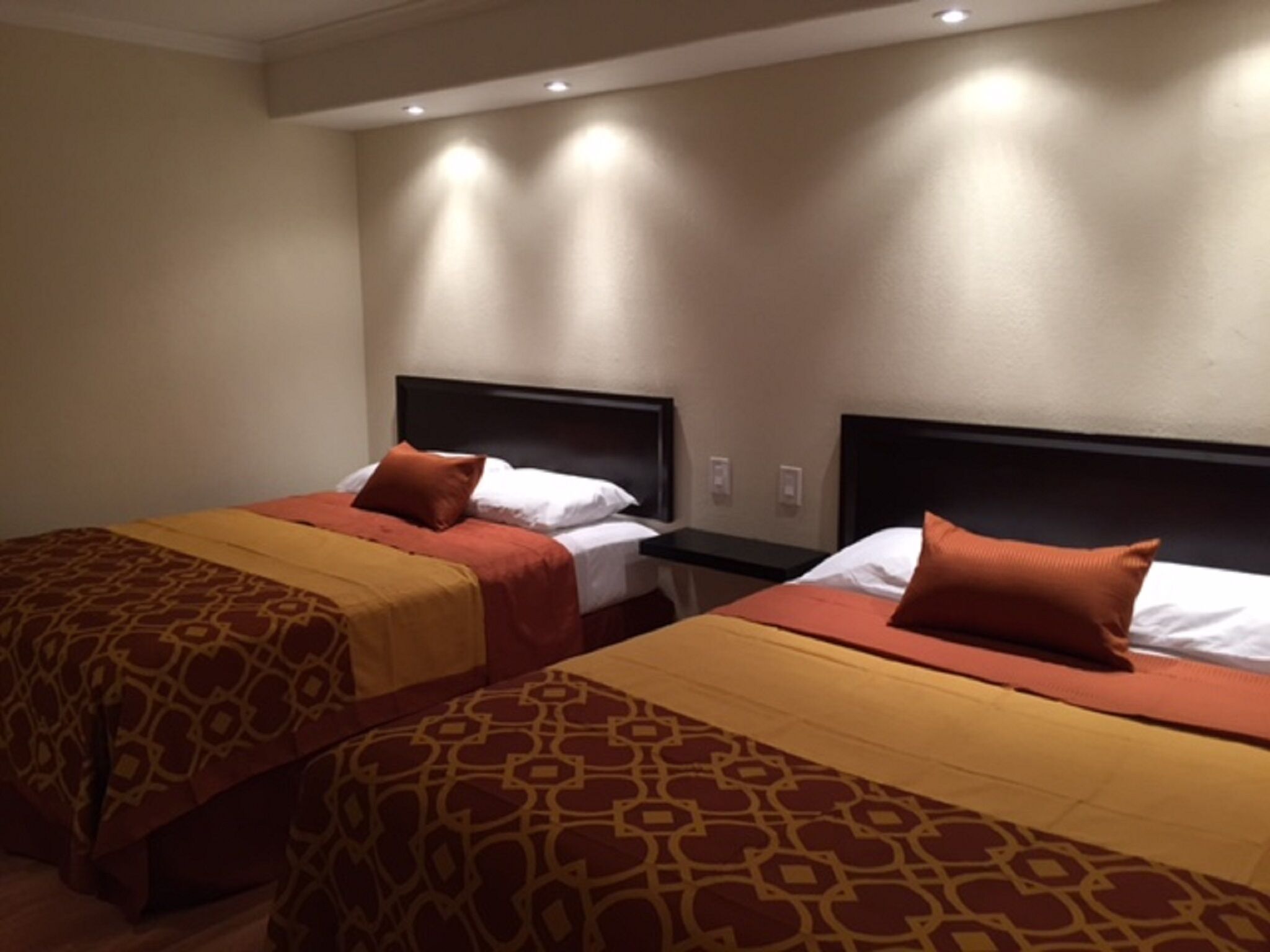 ستائر تعتيم ومكواة/لوح كي وواي فاي مجانًا وملاءات أسرّة