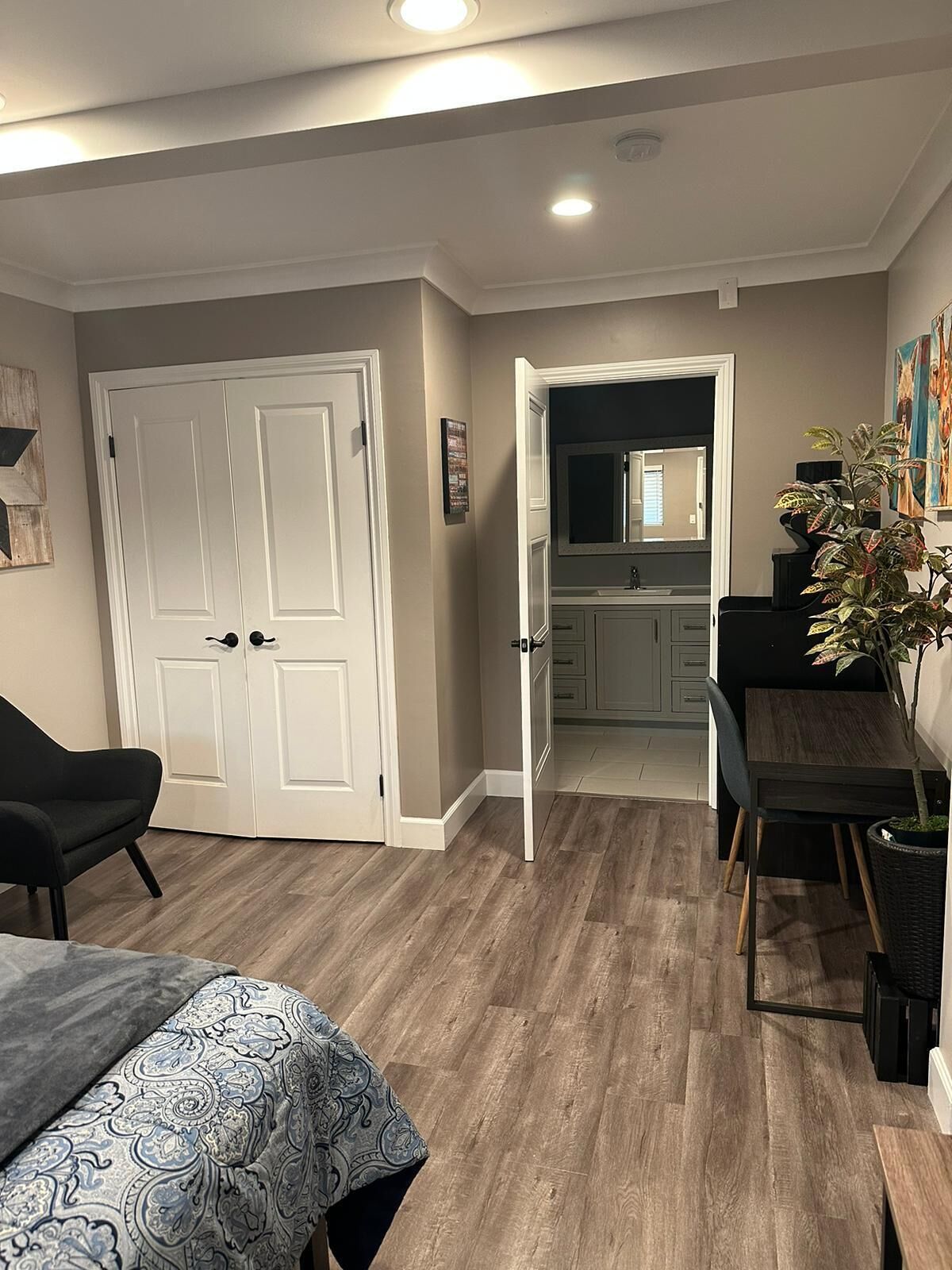 Un appartement moderne comprenant un coin repas, une kitchenette et un grand placard.