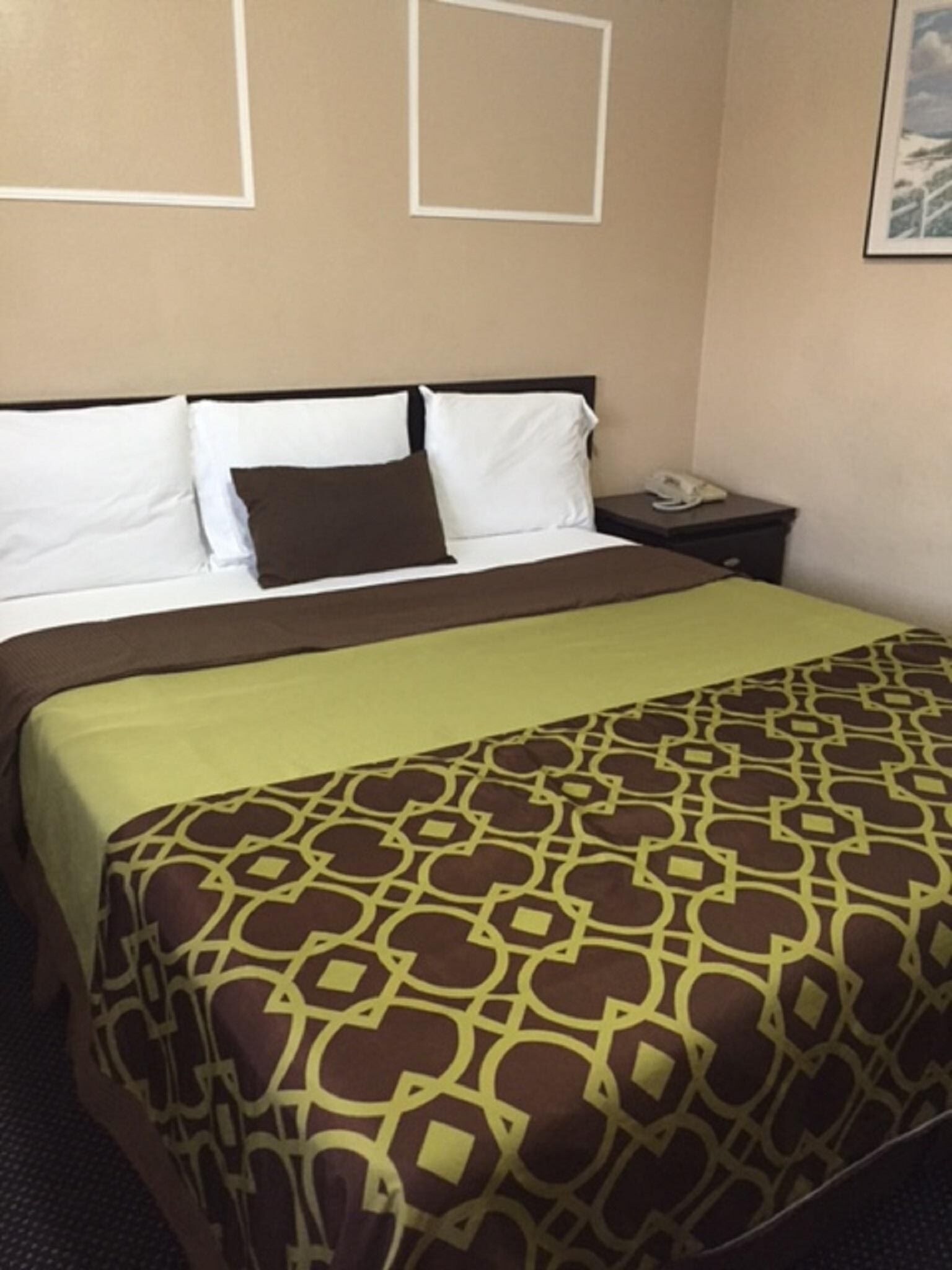 ستائر تعتيم ومكواة/لوح كي وواي فاي مجانًا وملاءات أسرّة