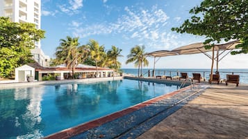 3 piscinas al aire libre, sombrillas, sillones reclinables de piscina