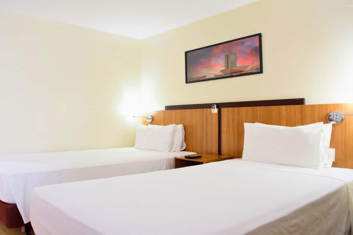 Minibar, pengeskab på værelset, skrivebord, mørklægningsgardiner