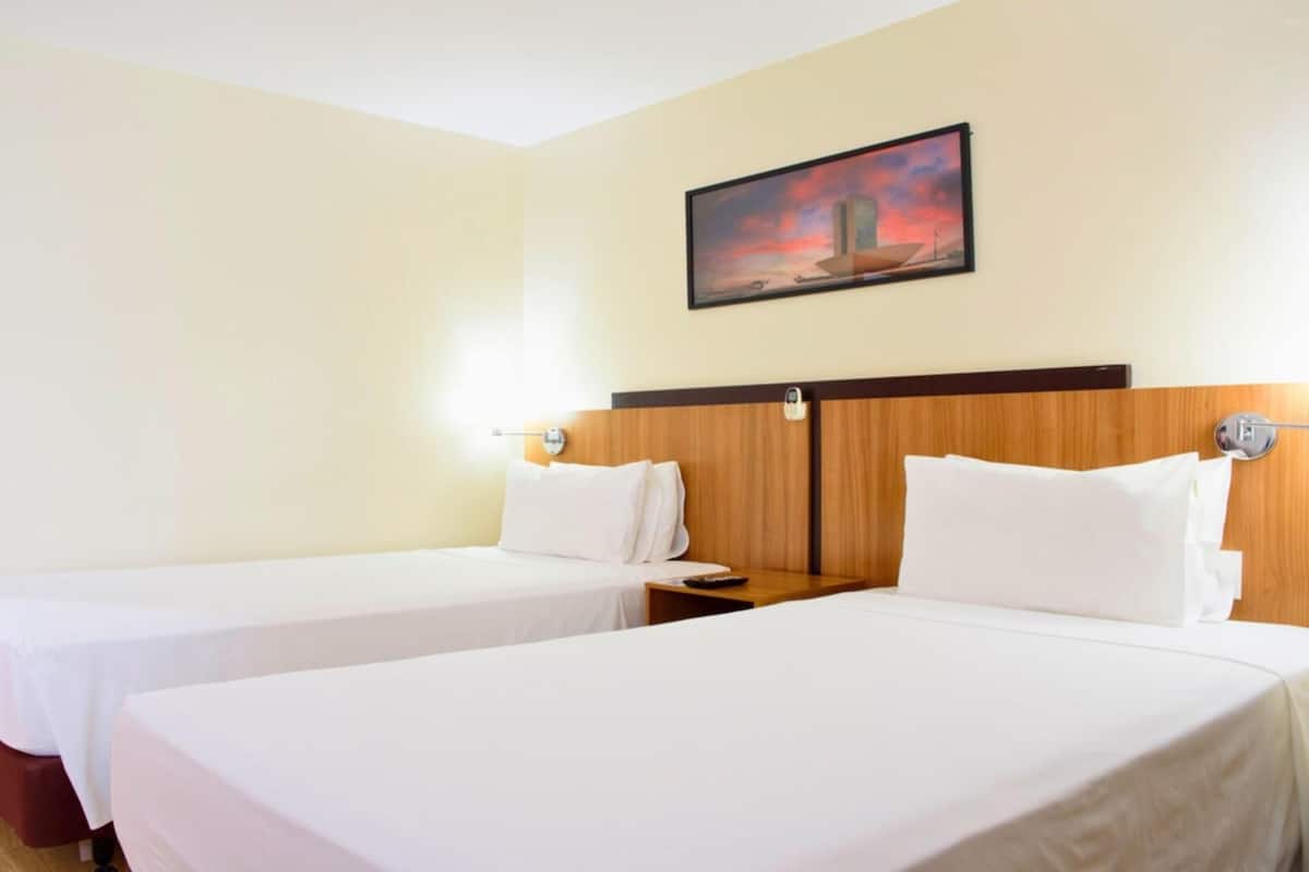 Minibar, pengeskab på værelset, skrivebord, mørklægningsgardiner