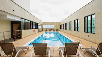 Piscina externa, espreguiçadeiras