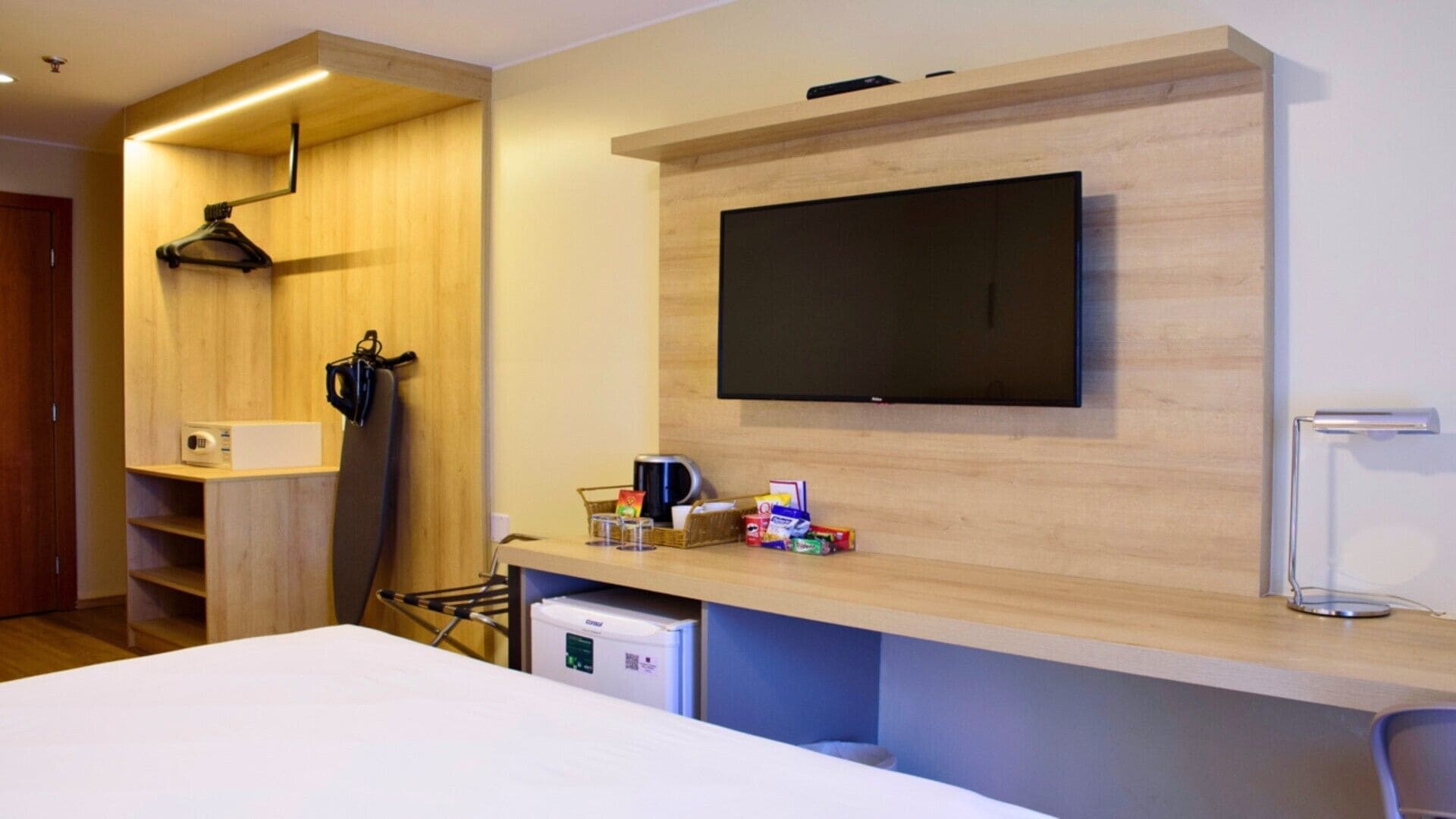 deluxe room, 1 queen bed | 1 bedroom, minibar, in-room safe, desk