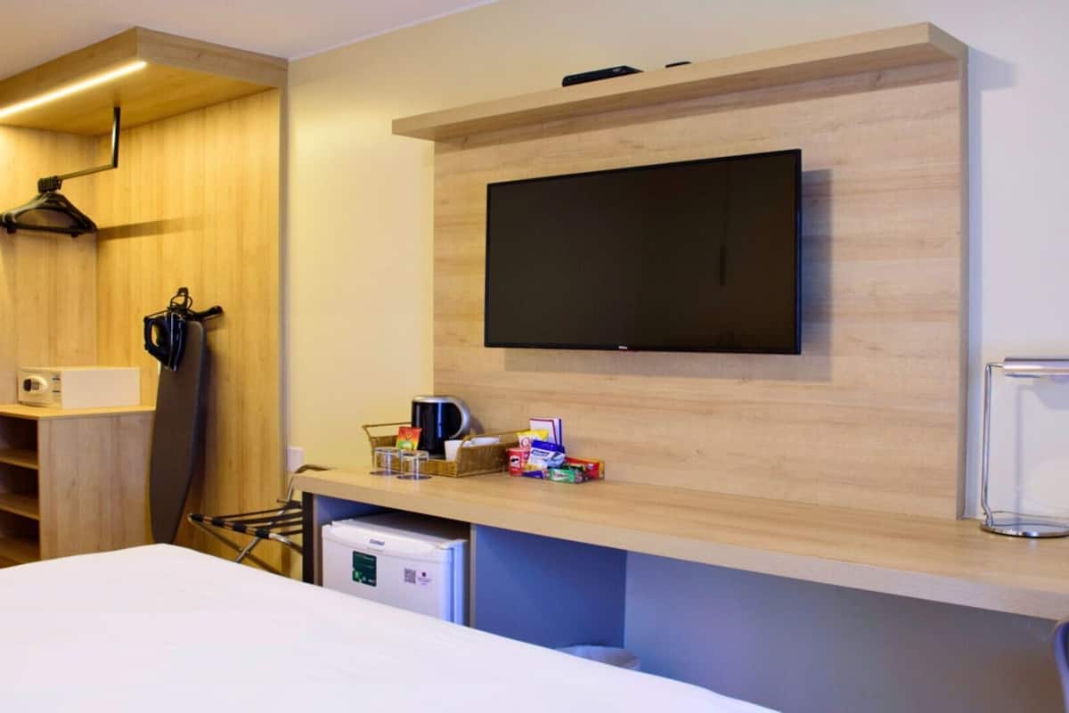 Deluxe-værelse - 1 queensize-seng | Minibar, pengeskab på værelset, skrivebord, mørklægningsgardiner