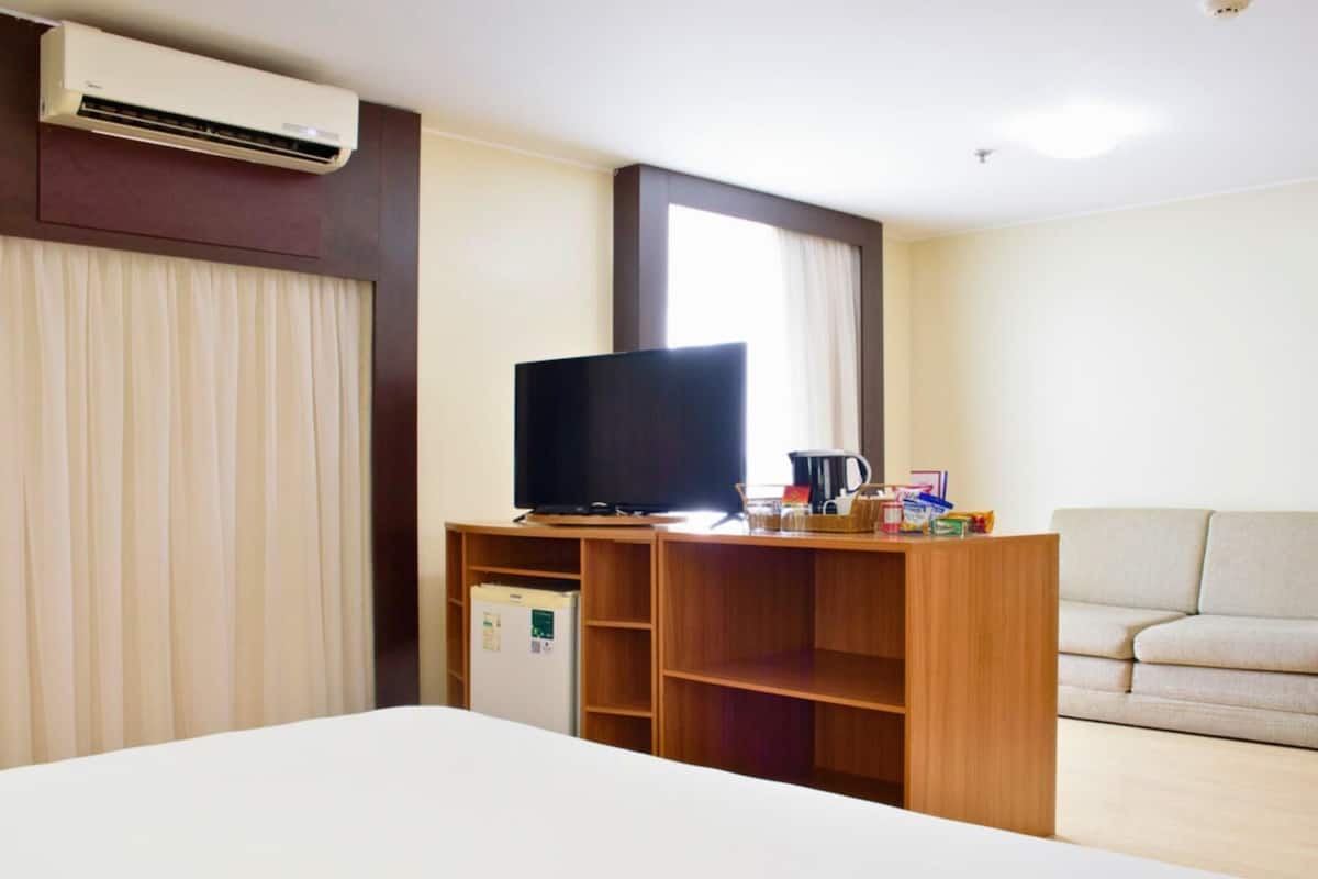 Minibar, pengeskab på værelset, skrivebord, mørklægningsgardiner