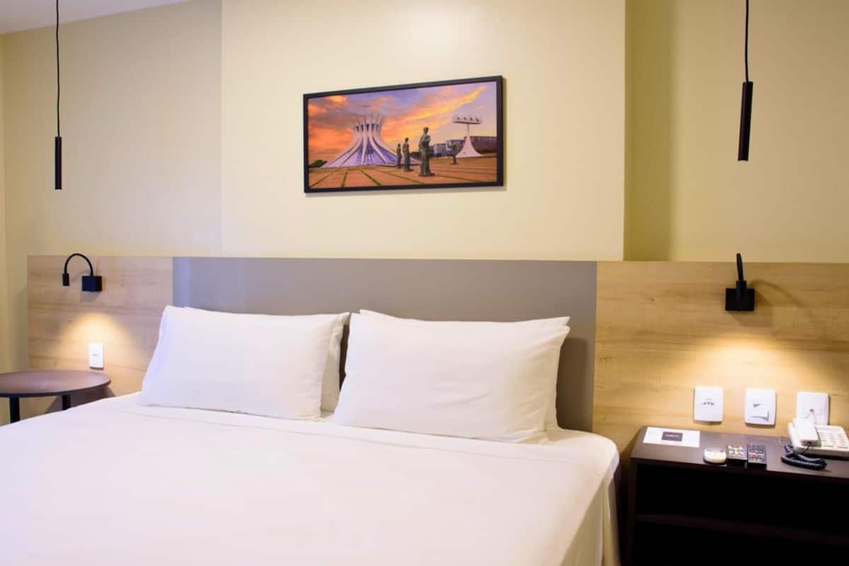 Minibar, pengeskab på værelset, skrivebord, mørklægningsgardiner