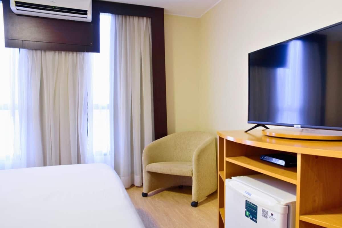 Minibar, pengeskab på værelset, skrivebord, mørklægningsgardiner