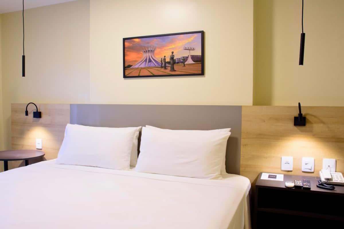 Deluxe-værelse - 1 queensize-seng | Minibar, pengeskab på værelset, skrivebord, mørklægningsgardiner