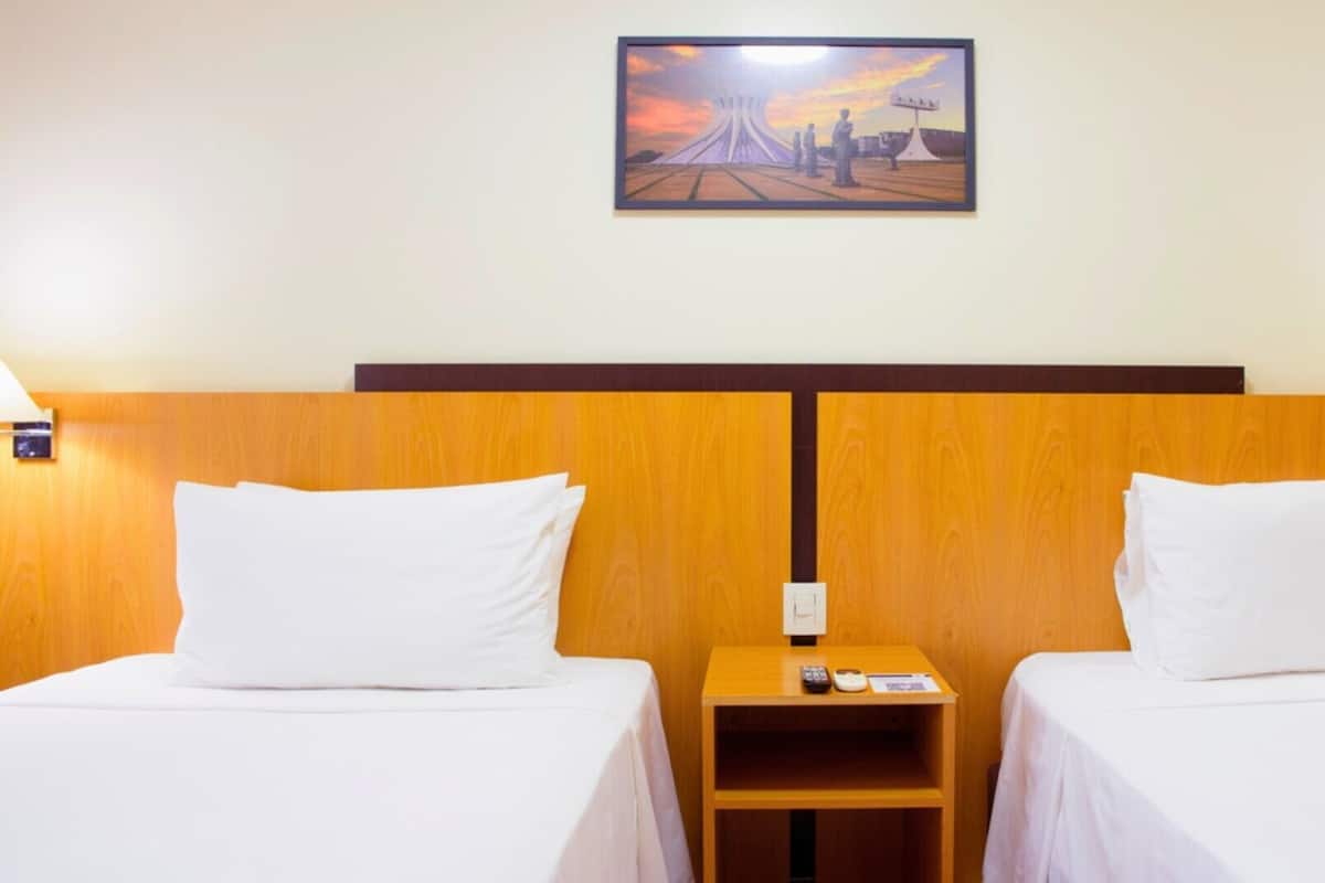 Superior-værelse - 2 enkeltsenge | Minibar, pengeskab på værelset, skrivebord, mørklægningsgardiner