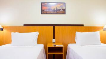 Minibar, caja de seguridad en la habitación y escritorio