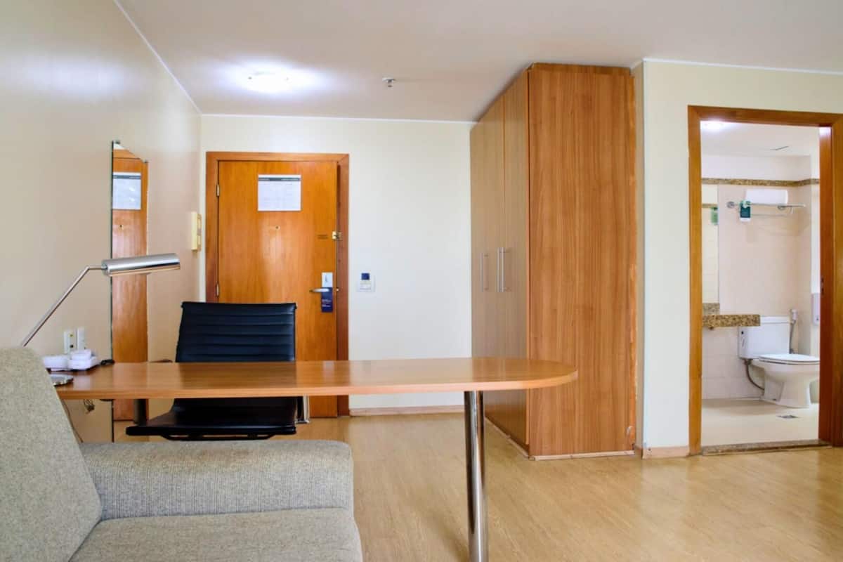 Badeværelse | Bruser, hårtørrer, håndklæder