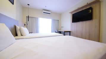 Habitación Deluxe, 2 camas individuales, no fumadores | Minibar, caja fuerte, escritorio y cortinas opacas