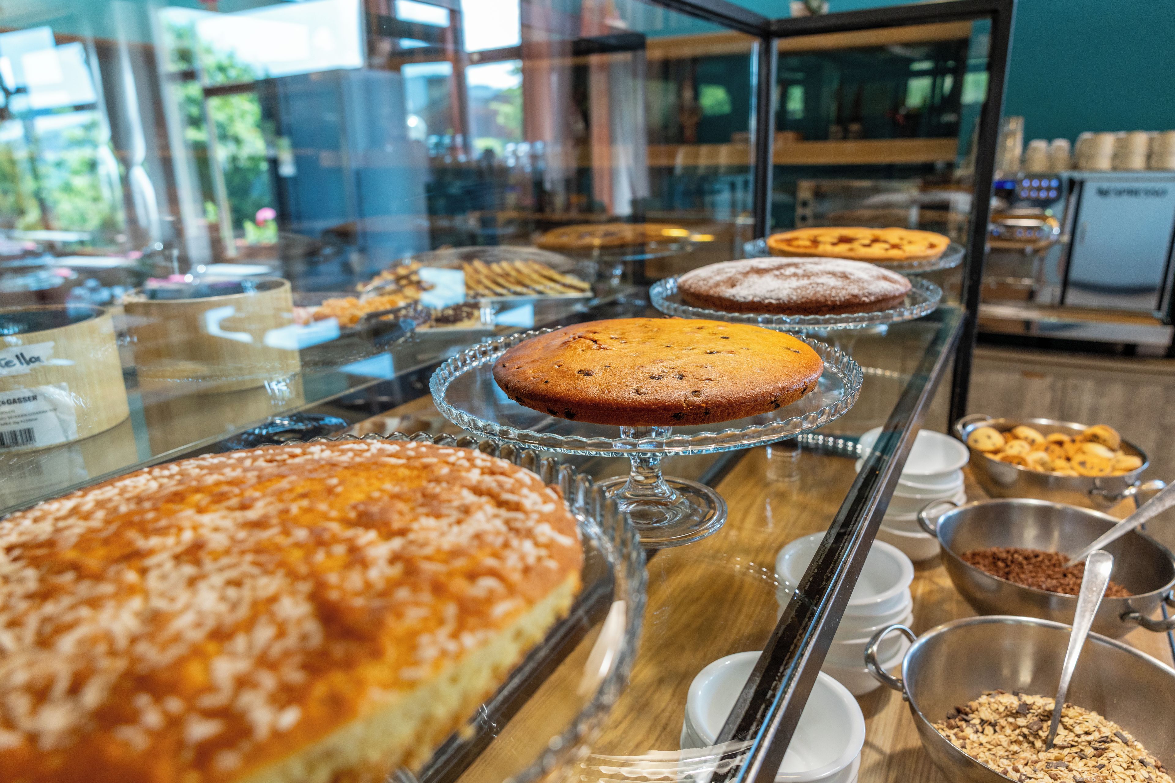 Una vitrina de panadería con diversos productos horneados.