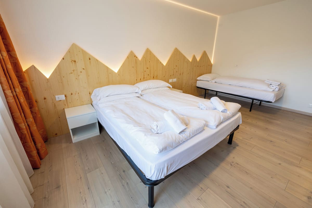 Minibar, caja de seguridad en la habitación y escritorio