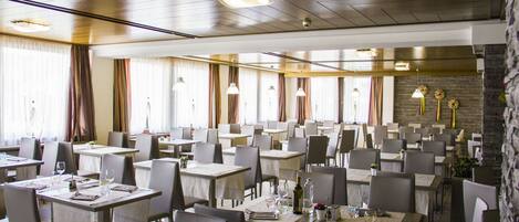 Breakfast, lunch, dinner served; Italian cuisine