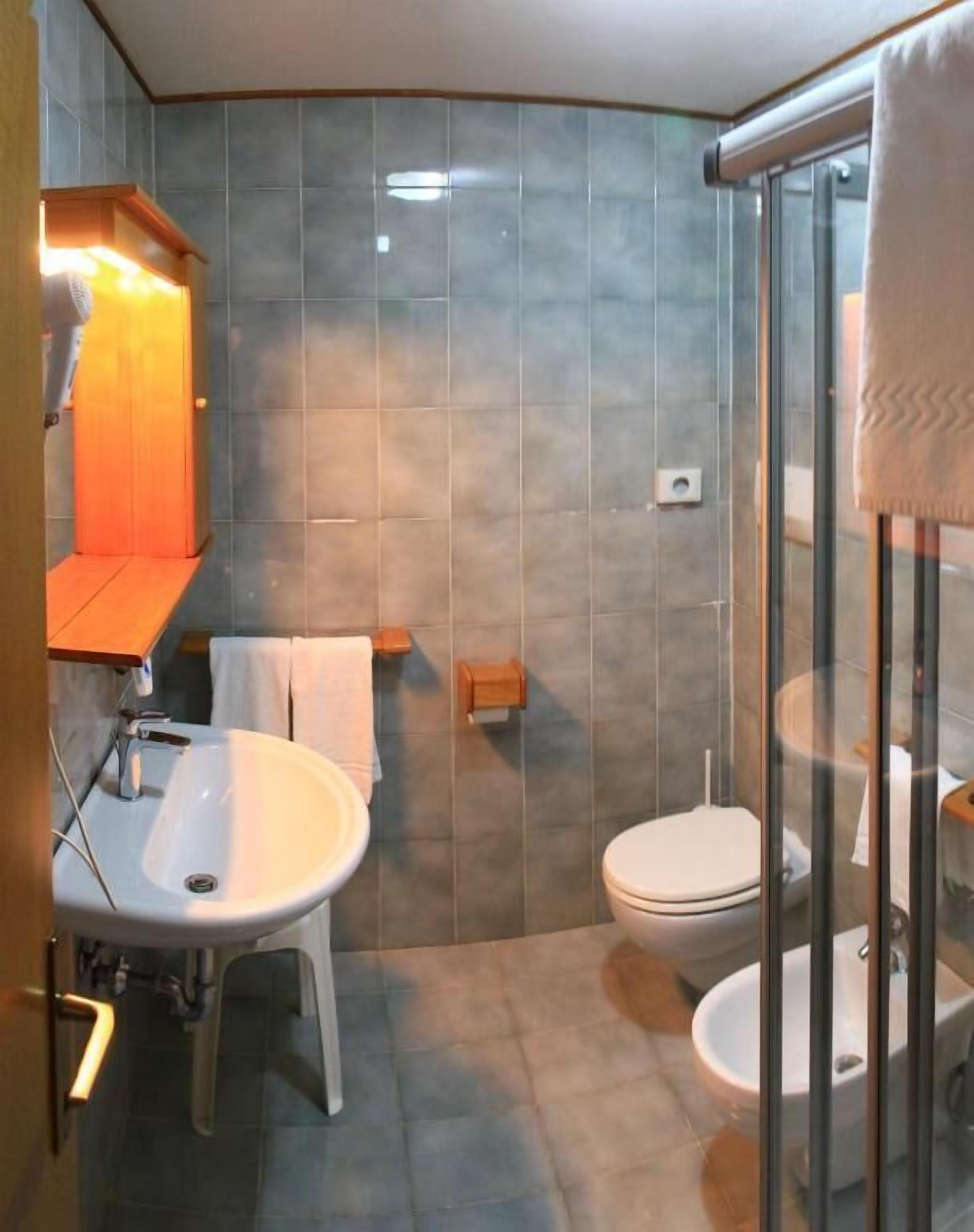 free toiletries, hair dryer