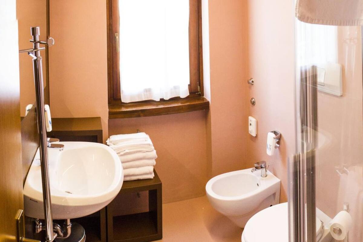 free toiletries, hair dryer