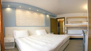 Minibar, caja de seguridad en la habitación y escritorio