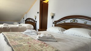 شقة اقتصادية - غرفة نوم واحدة - مكيّف هواء - في طابق علوي (Attic) | ملاءات من القطن المصري وأغطية فراش متميزة وألحفة محشوة بالريش