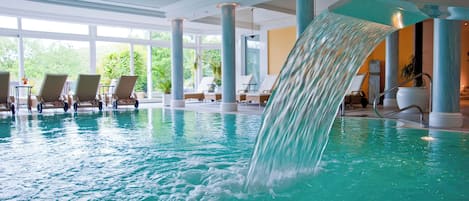 Piscine intérieure, piscine extérieure, 7 h à  19 h, chaises longues