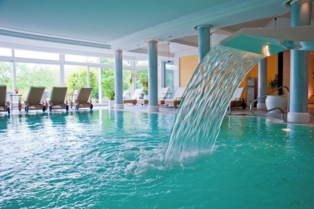 Una piscina techada, una piscina al aire libre. Hofgut Georgenthal