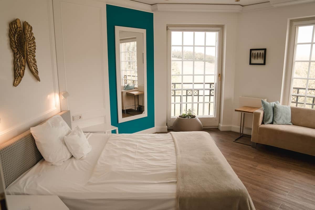 1 bedroom, in-room safe, desk, blackout curtains