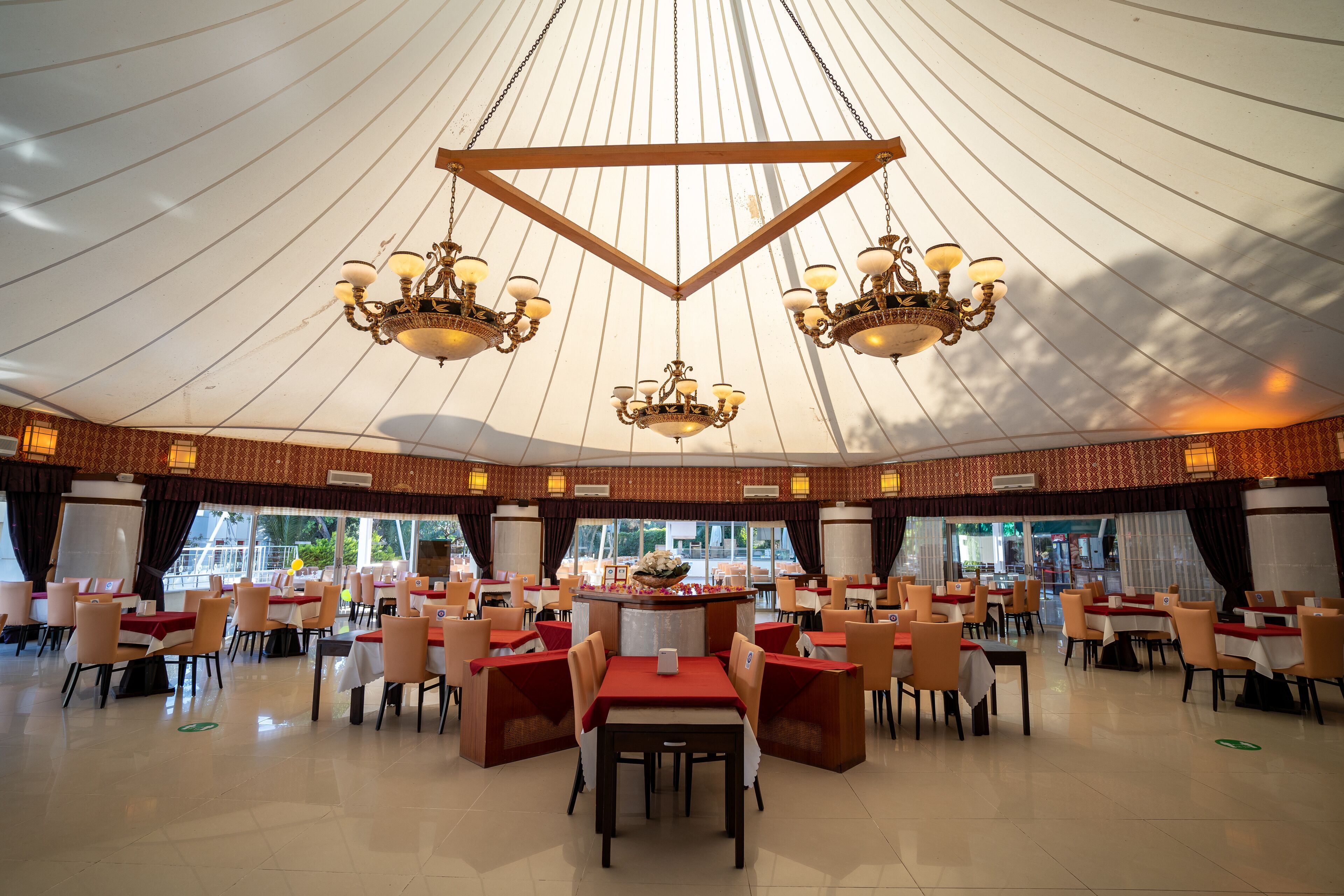 2 restaurants; breakfast, lunch, and dinner served