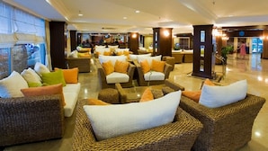 A spacious lobby with wicker sofas and armchairs, a reception desk, and a view of the bar area. - Latanya Park Resort - All Inclusive (Bodrum)