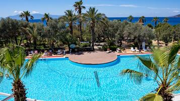 Outdoor pool, pool umbrellas, sun loungers