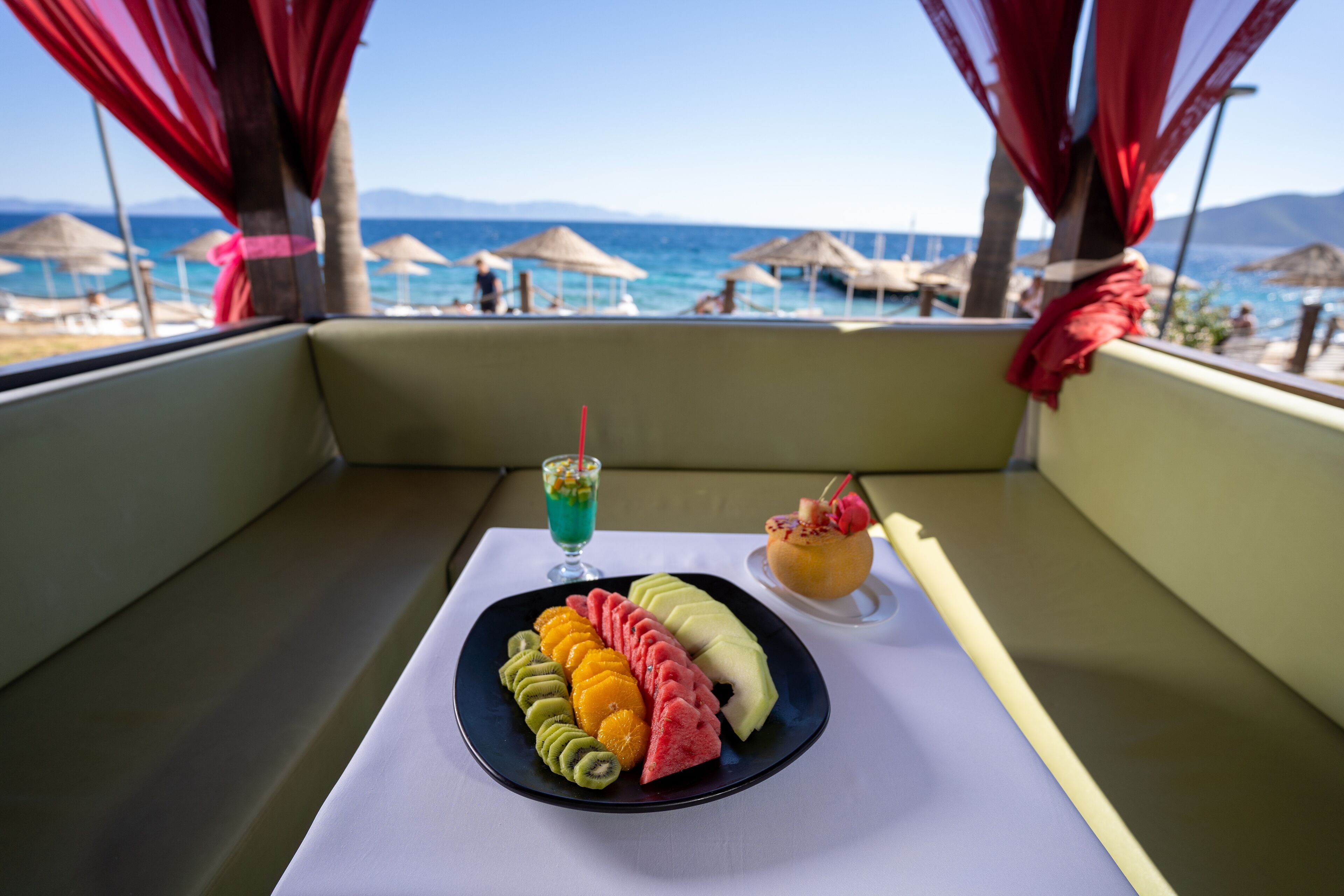 2 restaurantes, se sirven desayunos, comidas y cocina internacional